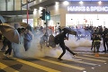 V Hongkongu to stále vrie: Demonštranti pokračovali v blokádach ciest a vandalizme