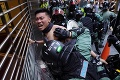 Nepokoje v Hongkongu: Protestujúci zapálili vchod do univerzity, aby zastavili policajtov