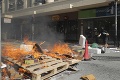 Nepokoje v Hongkongu: Protestujúci zapálili vchod do univerzity, aby zastavili policajtov