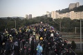Demonštranti už štvrtý deň paralyzujú život v Hongkongu: Úrady uzavreli školy