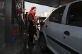 V Iráne protestujú ľudia proti rastu cien benzínu: Jeden človek zomrel