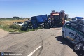 Tragická zrážka dvoch áut a nákladiaka v okrese Komárno: Zahynuli dvaja policajti († 39, † 34)