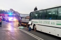 Ďalšia tragická nehoda autobusu plného školákov s nákladiakom: Smrť učiteľky, deväť detí je zranených!