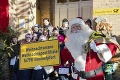 Santa Claus sa chopil práce a odpovedá na vianočné listy detí: Pošta pokračuje v 35-ročnej tradícii