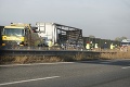 Dráma v Bratislave: Kamión na diaľnici zachvátili plamene