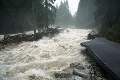 Dobšiná vyhlásila druhý stupeň povodňovej aktivity, voda strhla most