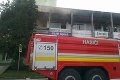 Obchodný dom v Stropkove zachvátili plamene: Pri požiari sa zranil jeden človek