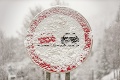 Vodiči, majte sa na pozore! Sneh skomplikoval dopravu na severe, dve vozidlá skončili v priekope