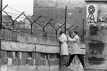 Bol symbolom rozdelenia Východu a Západu: Berlínsky múr padol pred 30 rokmi