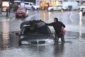 Prívalové dažde v Anglicku zaplavili ulice: Ľudia museli stráviť noc v nákupnom centre