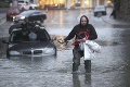Prívalové dažde v Anglicku zaplavili ulice: Ľudia museli stráviť noc v nákupnom centre