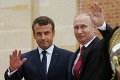 Putin sa stretol s Macronom: V paláci stisky rúk, na uliciach nepokoje