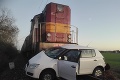 Veľké nešťastie pri Senici: Nákladný vlak sa zrazil s autom, vodič utrpel vážne zranenia