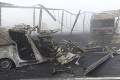 Tragická zrážka kamióna s dvomi vozidlami: V jednom z áut zhorela 4-členná rumunská rodina