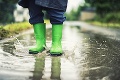 Vytrvalý dážď bičuje Slovensko: SHMÚ vydal hrozivú výstrahu