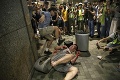 Šialené vyčíňanie v Hongkongu: Demonštrant napadol ľudí nožom, politikovi odhryzol z ucha