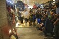 Šialené vyčíňanie v Hongkongu: Demonštrant napadol ľudí nožom, politikovi odhryzol z ucha