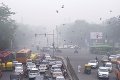 V hlavnom meste Indie je nebezpečne znečistený vzduch: Obmedzili počet áut na cestách