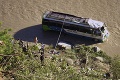 Pri nehode zahynulo najmenej 33 ľudí: Autobus sa rútil strmým svahom 150 metrov!