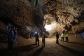 Mladí futbalisti s trénerom uviazli v jaskyni pred piatimi dňami: Záchranári sa nevzdávajú