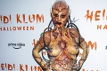 Heidi Klum na halloweenskej párty opäť nesklamala: Do desivého kostýmu ju obliekali 10 hodín
