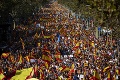 Masový protest v Barcelone: Na podporu jednoty Španielska sa zišli desaťtisíce ľudí