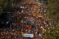 Masový protest v Barcelone: Na podporu jednoty Španielska sa zišli desaťtisíce ľudí