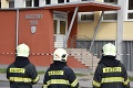 Poplach na pošte vo Zvolene: Po náleze v zásielke uzatvorili budovu, na mieste zasahovali hasiči