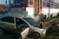 V Prievidzi sa zrazil automobil s vlakom: Vodič skončil v nemocnici