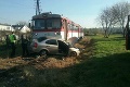 V Prievidzi sa zrazil automobil s vlakom: Vodič skončil v nemocnici
