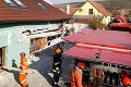 V českej obci Perná vybuchol rodinný dom: Hlásia dvoch zranených, jeden je v ohrození života