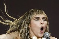 Vytiahla zbrane najsilnejšieho kalibru: Miley Cyrus ukázala holé bradavky