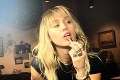 Vytiahla zbrane najsilnejšieho kalibru: Miley Cyrus ukázala holé bradavky