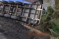 Kuriózna nehoda v Turčeku: Náves kamióna narazil do domu, turecký vodič pokračoval v jazde