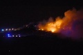 Hasiči zasahujú na skládke v Trnave: S ohňom bojujú desiatky hasičov
