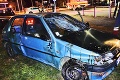 Šialený vodič (17) peugeotu vrazil na chodníku do tínedžerov: Dievča vláčil pod autom