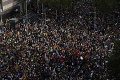 V Barcelone vyšlo do ulíc vyše 500-tisíc ľudí: Pokojný protest sa zvrhol na besnenie výtržníkov
