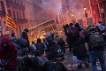 Barcelona v plameňoch: Polícia použila gumové projektily