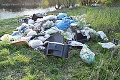 Za 5,5 tony odpadu pri Váhu hrozia mužovi dva roky: Policajtov chcel oklamať otrepanou výhovorkou