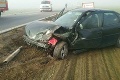 Hrozivá dopravná nehoda pri Hniezdnom: Autá skončili mimo vozovky, cesta je uzavretá
