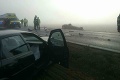 Hrozivá dopravná nehoda pri Hniezdnom: Autá skončili mimo vozovky, cesta je uzavretá