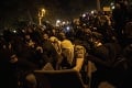 Barcelona má za sebou štvrtú noc násilností: Demonštranti hádzali do policajtov zápalné fľaše