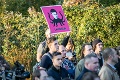 Pred Haščákovým domom sa protestovalo: Desiatky ľudí vytiahli štipľavé transparenty