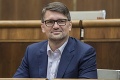 Exminister Maďarič po odchode zo Smeru výrazne zmenil imidž: Hipster s účesom Janka Tribulu!