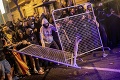 Katalánsko sa zmieta v masových protestoch: Ulice Barcelony sa zmenili na vojnovú zónu