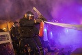 Katalánsko sa zmieta v masových protestoch: Ulice Barcelony sa zmenili na vojnovú zónu