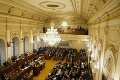 Česká Snemovňa prehlasovala veto Senátu: Cirkvi majú platiť daň z náhrad od štátu