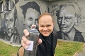 Umelec Roman skrášlil desiatky metrov fasády: Múr v Prievidzi zdobí Lasica či Lagerfeld
