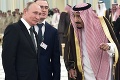 Putin pricestoval na štátnu návštevu Saudskej Arábie: Kráľovi Salmánovi daroval vtáka