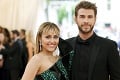 Liam Hemsworth v objatí s mladučkou blondínkou: Už má náhradu za Miley